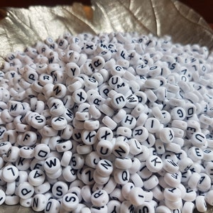 Cuentas acrílicas con alfabeto de monedas en blanco y negro de 6 mm para proyectos infantiles divertidos. Proyectos de manualidades DIY, fabricación de joyas divertidas para niños. Cuentas de letras