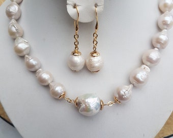 Esthétique collier de perles baroques serti d'une plus grande perle baroque à calotte dorée sur le devant. Design élégant. Cadeau de mariée. Cadeau d'anniversaire.