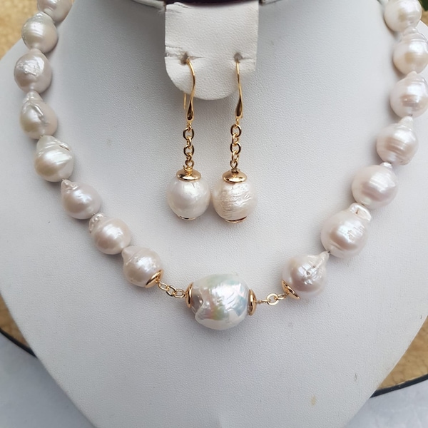 Esthétique collier de perles baroques serti d'une plus grande perle baroque à calotte dorée sur le devant. Design élégant. Cadeau de mariée. Cadeau d'anniversaire.