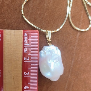 9CT Yellow Gold Baroque pendant 20 x 15mm approx. High luster pearl. Each piece is awesome, unique & very beautiful. Perfect birthday gift.