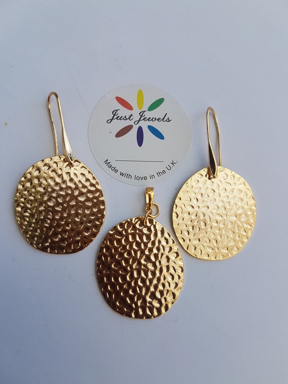 Brass gold-plated dropping earrings. Hammered effect.