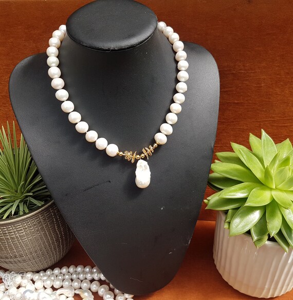 Freshwater pearl necklace with front big baroque pearl 35 x 18mm approx. statement piece.