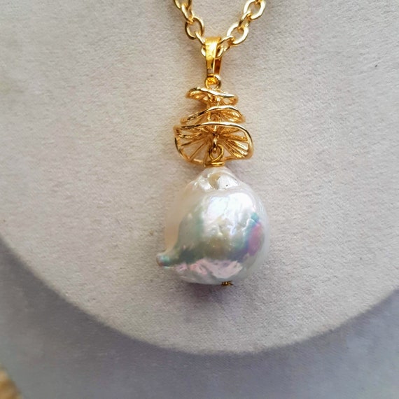 Beautiful Baroque pendant with amazing gold-plated trim. The bead itself is Approx. 20 x 15mm. Pearls shapes vary. Chain not included