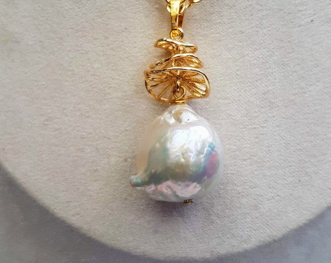 Baroque Pearl Pendant with Gold-Plated Trim (20x15mm)