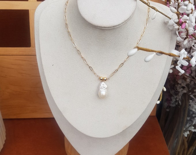 Minimalist pearl pendant necklace 20x15mm approx. AA+ quality, with an 18" gold-plated paperclip chain.