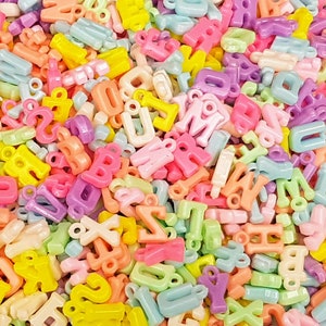 Dijes acrílicos de 15 mm con letras del alfabeto en colores variados para proyectos infantiles divertidos, manualidades DIY y joyería divertida y original. Cuentas con letras de la A a la Z.