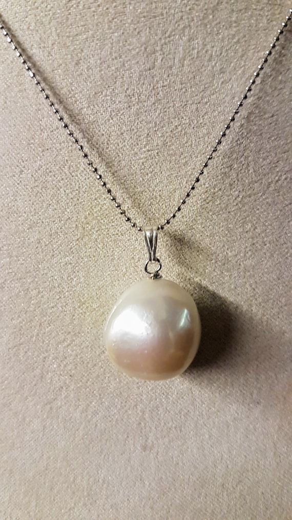 Baroque pearl pendant 20mm x 15mm (approx.) with sterling silver bail. Due to uniqueness of beads shapes & bail may differ slightly.