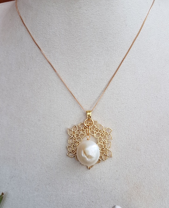 Baroque pearl pendants on gold-filled chain. Awesome & unique. Gold trimming are gold-plated brass. Amazing complete gifts with gift bag/box