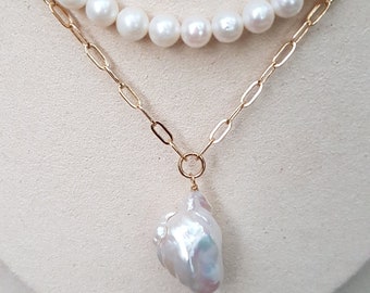 Collier de perles esthétiques AAA de 6 mm avec un grand pendentif baroque comme détail sur le devant. Design unique. Cadeau de mariage. Cadeau d'anniversaire. RÉDUIT!!!