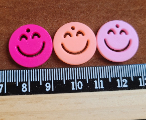 18mm large smiley face beads for charms, necklaces, earrings, bracelets, key rings, phone cases & creative gifts. Pack of 20 mixed colours.