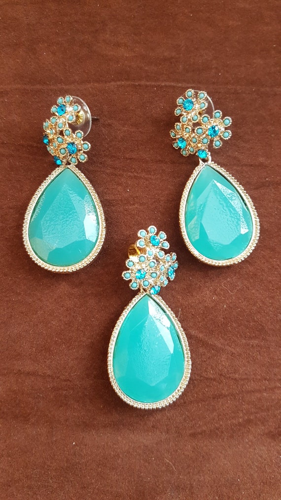 Turquoise green earring and pendant set.
