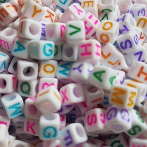 Cuentas acrílicas del alfabeto de colores variados de 6 mm para proyectos infantiles divertidos, proyectos de manualidades DIY y fabricación de joyas divertidas para niños. Cuentas de letras de la A a la Z