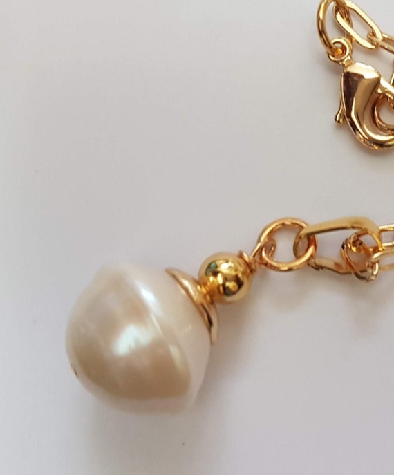 AAAA Baroque pearl pendant 16 x 14mm approx. High luster & almost round bead. An absolutely gorgeous and gift bagged for you. 2 fab designs.