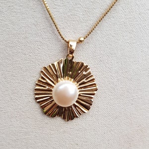 Baroque pearls pendants with gold-filled chain. Gold trimming are gold-plated brass. Choose from a range of styles. Amazing complete gifts.