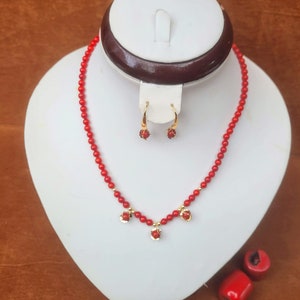 16&quot; Red coral and gold beaded necklace set. Simple and very dynamic. Beads are 4mm, Unusual and beautiful design