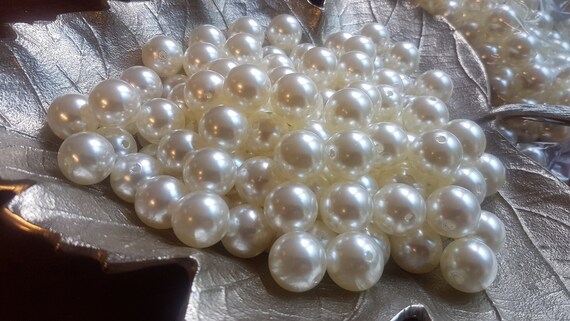 24 mm acrylic ivory pearl  beads. 10 beads per pack. Hole is 1.5mm. High lustre look. An absolutely  Bold and  beautiful bead.