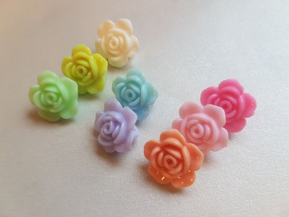 14mm mixed colour roses acrylic beads for fun children's projects, DIY craft projects, fun jewellery making for kids. 20/pack. 2 hole beads.