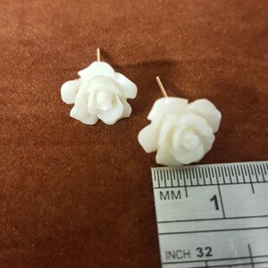 Faux pearl floral stud earrings. 14mm diameter. Sold as pairs.