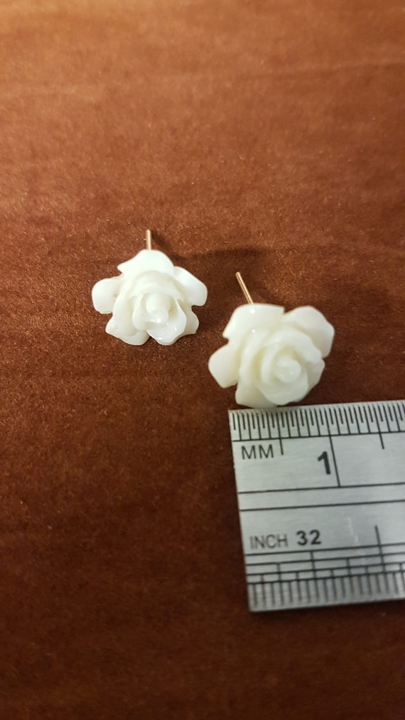 Faux pearl floral stud earrings. 14mm diameter. Sold as pairs.