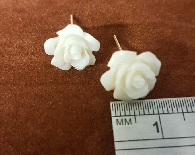 Faux pearl floral stud earrings. 14mm diameter. Sold as pairs.