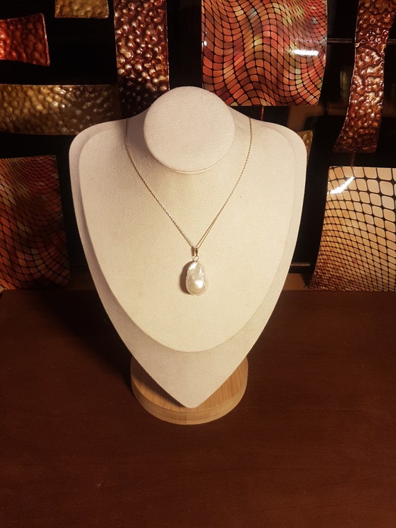 Baroque pearl and 9ct gold pendant 28mm x18mm. Very beautiful piece. Big and bold.  Please note baroque shapes vary.