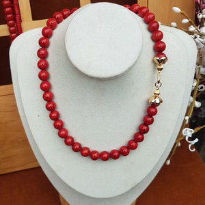 17.5&quot; red beaded beautiful necklace. Simple and dynamic. Beads are round and 10mm.