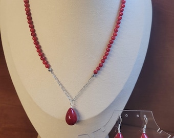 Set koraalrode kralenketting met hanger en oorbellen