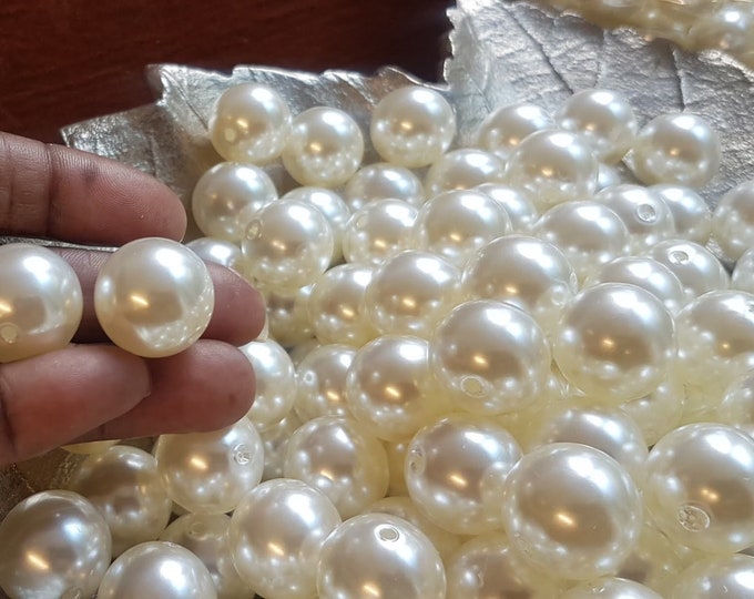 24mm Ivory Acrylic Pearl Beads: High Lustre, 10 Pack