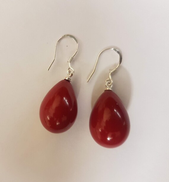 Dyed red shell teardrop earrings with 925 silver hooks. Choice of 25 mm or 30 mm drop. High lustre and quality. Beautiful and dynamic.