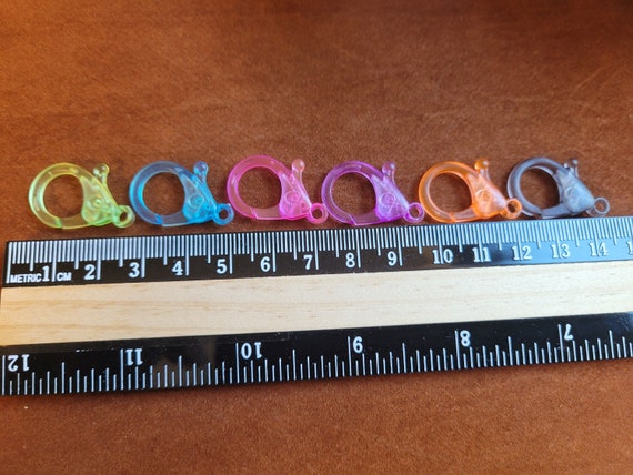 Large acrylic lobster claw clasp for all types jewellery projects. All types of craft fun, Plastic clasps. Measures 25x16mm