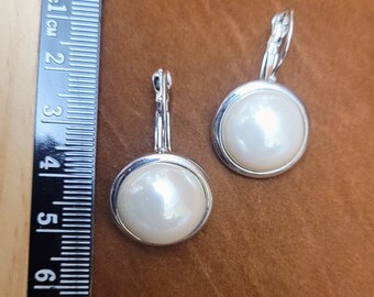Silber und Perlen Ohrringe kommen in Organza Geschenktasche.