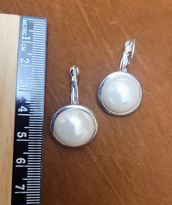 Silver and pearl earrings comes in organza gift bag.