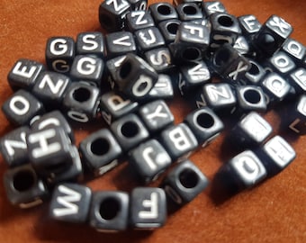 Perles acryliques alphabet noir et blanc de 6 mm pour des projets amusants pour les enfants. Projets de bricolage, fabrication de bijoux amusants pour les enfants. Perles lettres de A à Z