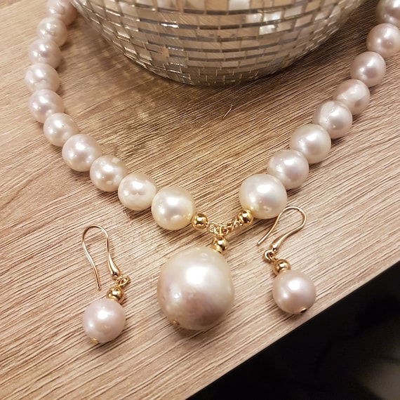Real pearl necklace with pendant. 9ct gold, 960 silver, crystal, gold-plate. Gorgeous statement piece!