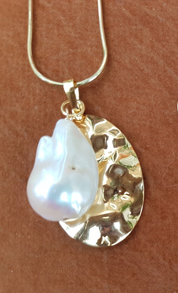 Baroque pearl pendants on gold-filled chain. Awesome & unique. Gold trimming are gold-plated brass. Amazing complete gifts with gift bag/box