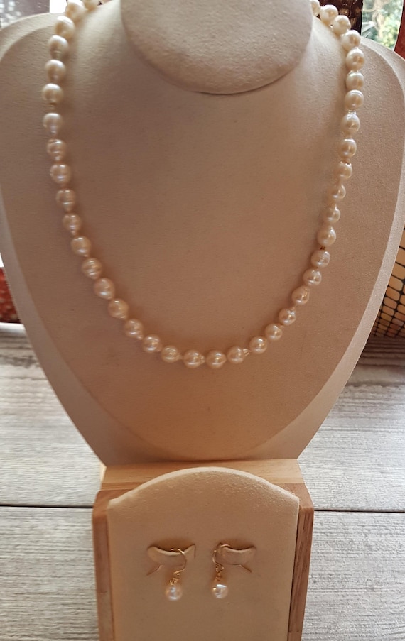 AAA 18-inches Baroque freshwater pearl necklace set with earrings. Gift bag included. Classic gift. Beads are 10-14mm long and 8-10mm wide.