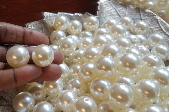 24 mm acrylic ivory pearl  beads. 10 beads per pack. Hole is 1.5mm. High luster. An absolutely bold & beautiful bead. For wedding decoration