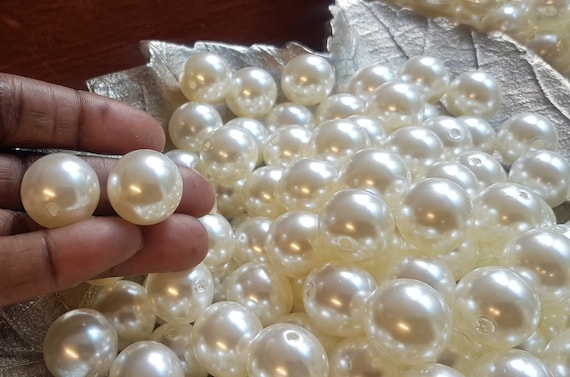 24 mm acrylic ivory pearl  beads. 10 beads per pack. Hole is 1.5mm. High luster. An absolutely bold & beautiful bead. For wedding decoration