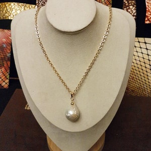 Baroque pearl pendant 20x15mm approx. with gold-plated bail. Due to uniqueness of beads shapes & sizes may differ slightly.