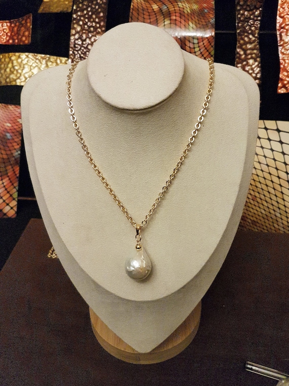 Baroque pearl pendant 20mm x 15mm (approx.) with gold-filled bail. Due to uniqueness of beads shapes may differ slightly.
