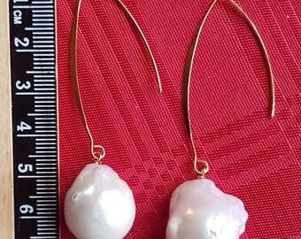 Pendientes grandes de perla barroca: joyas elegantes y de gran brillo.