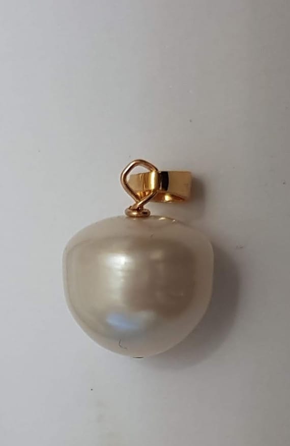 AA+ Baroque pearl pendant 16 x 14mm approx. High luster & almost round bead. An absolutely gorgeous and gift bagged for you. 2 designs.