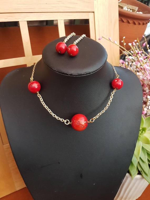 Large Round Coral Bead Necklace 15-16" Choker Style with Curved Gold Wire Chain, Rare Vintage Coral Jewelry