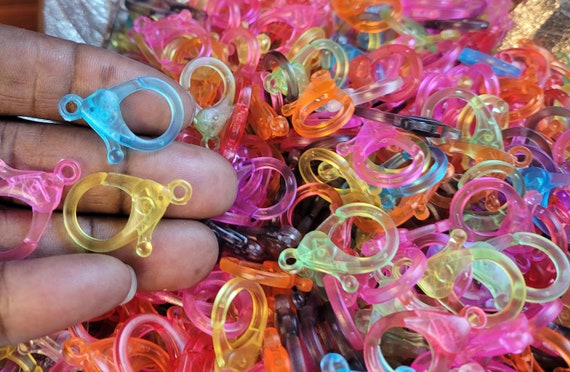 Large acrylic lobster claw clasp for all types jewellery projects. All types of craft fun, Plastic clasps. Measures 30x20mm