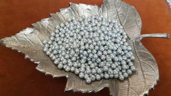 8mm acrylic pearlized beads. High lustre look. 50 beads per pack.  Excellent value.