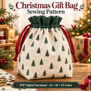 Peut inclure: Un sac cadeau en tissu crème avec un motif répétitif de sapins verts et de petites étoiles dorées. Le sac présente un bord supérieur froncé vert foncé et deux cordons de serrage en satin rouge. Texte : Christmas Gift Bag Sewing Pattern.