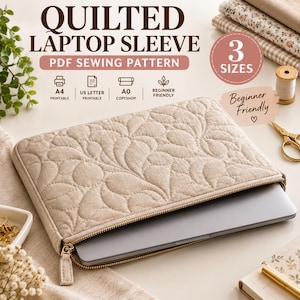 Könnte beinhalten: Eine beige gesteppte Laptoptasche mit Blumenmuster und goldenem Reißverschluss, die einen silbernen Laptop enthält. Der Text lautet QUILTED LAPTOP SLEEVE PDF SEWING PATTERN, 3 SIZES, A4 PRINTABLE, US LETTER PRINTABLE, A0 COPYSHOP und BEGINNER FRIENDLY.