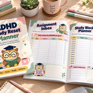 Puede incluir: Un planificador ADHD Study Reset con una portada que muestra un búho de dibujos animados con birrete leyendo un libro. El planificador abierto muestra un Assignment Inbox y un Study Block Planner con columnas para tareas, materias y horarios.