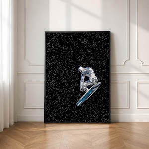 Op de afbeelding: Een rechthoekige ingelijste wandkunstprint met een metallic zilveren mensachtige figuur die gehurkt op een slanke, langwerpige surfplank zit. De figuur staat tegen een diepzwarte achtergrond vol met kleine, witte, stervormige stippen.