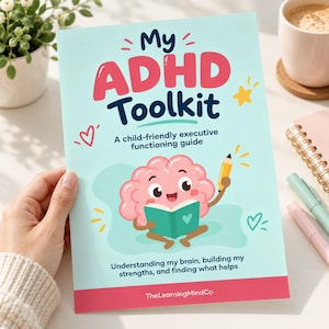 Puede incluir: Un libro azul claro titulado My ADHD Toolkit con un personaje de cerebro rosa de dibujos animados sosteniendo un lápiz y leyendo un libro verde. La portada presenta corazones rojos, estrellas amarillas y el texto A child-friendly executive functioning guide.